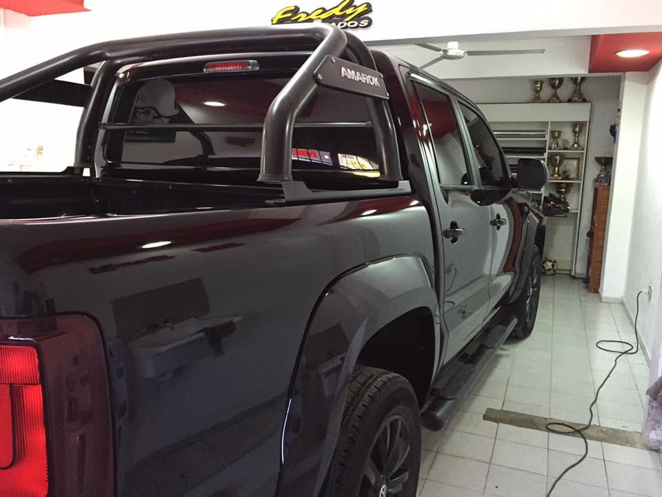 Volkswagen Amarok gris con barra antivuelco y cristales polarizados