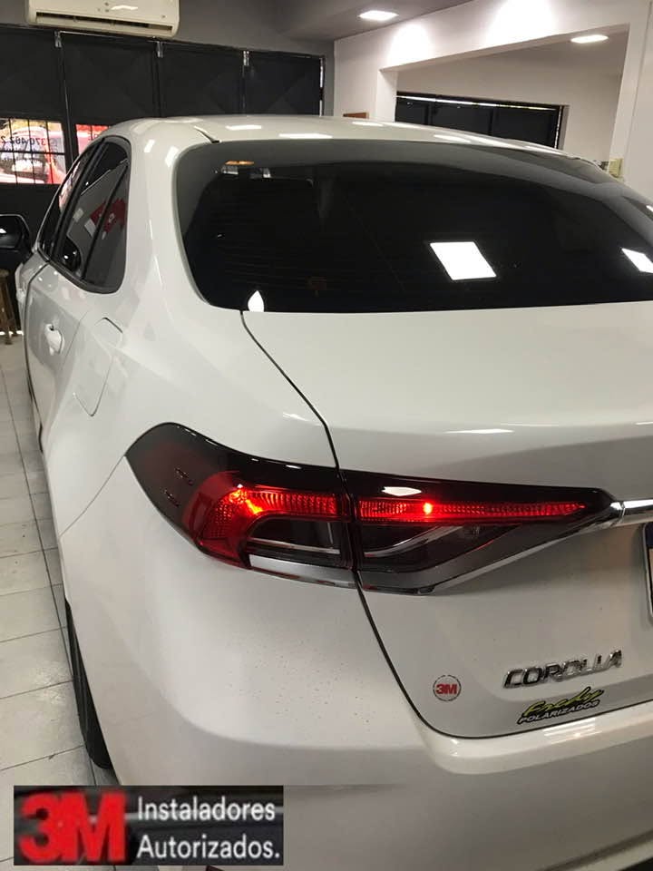 Toyota Corolla blanco con luneta polarizada, instalación 3M autorizada