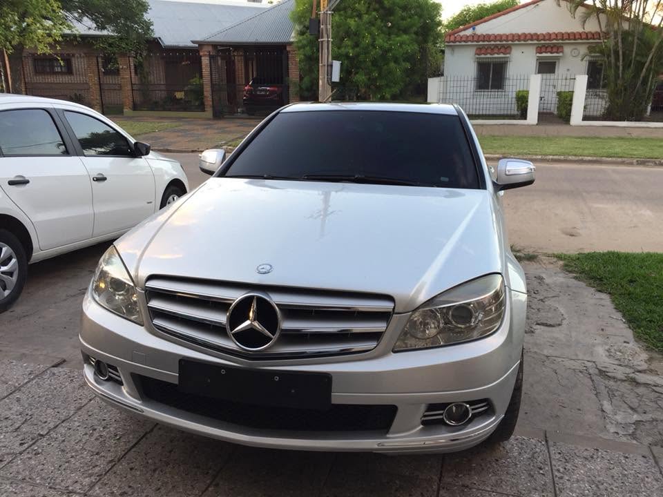 Mercedes-Benz Clase C plateado con cristales polarizados
