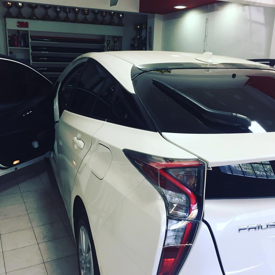 Toyota Prius blanco con luneta y cristales polarizados