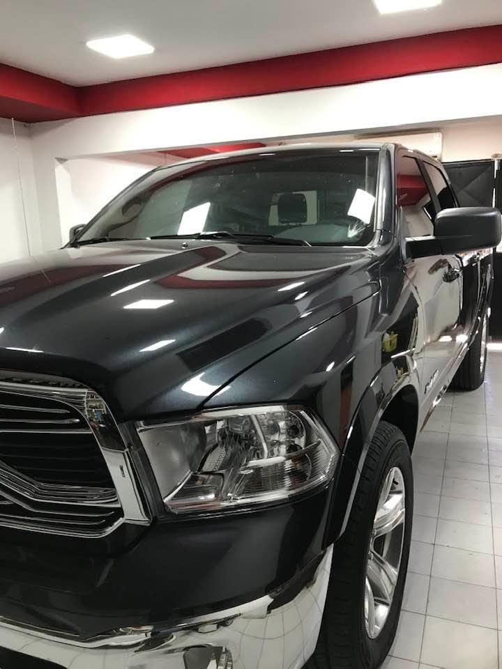 RAM 1500 negra con cristales polarizados dentro del taller