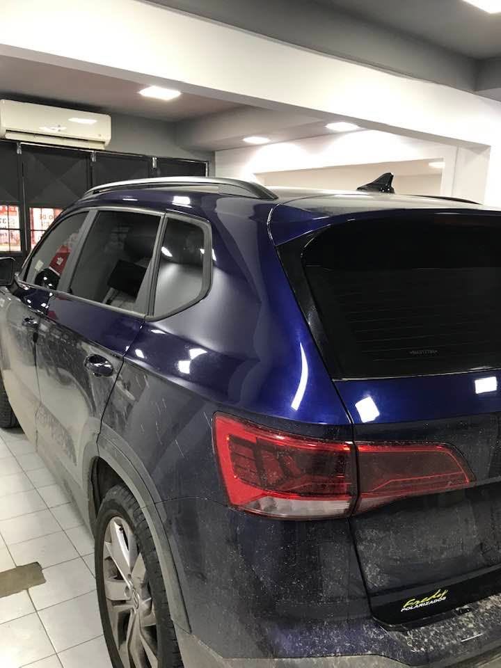 Volkswagen Taos azul con polarizado terminado, vista trasera