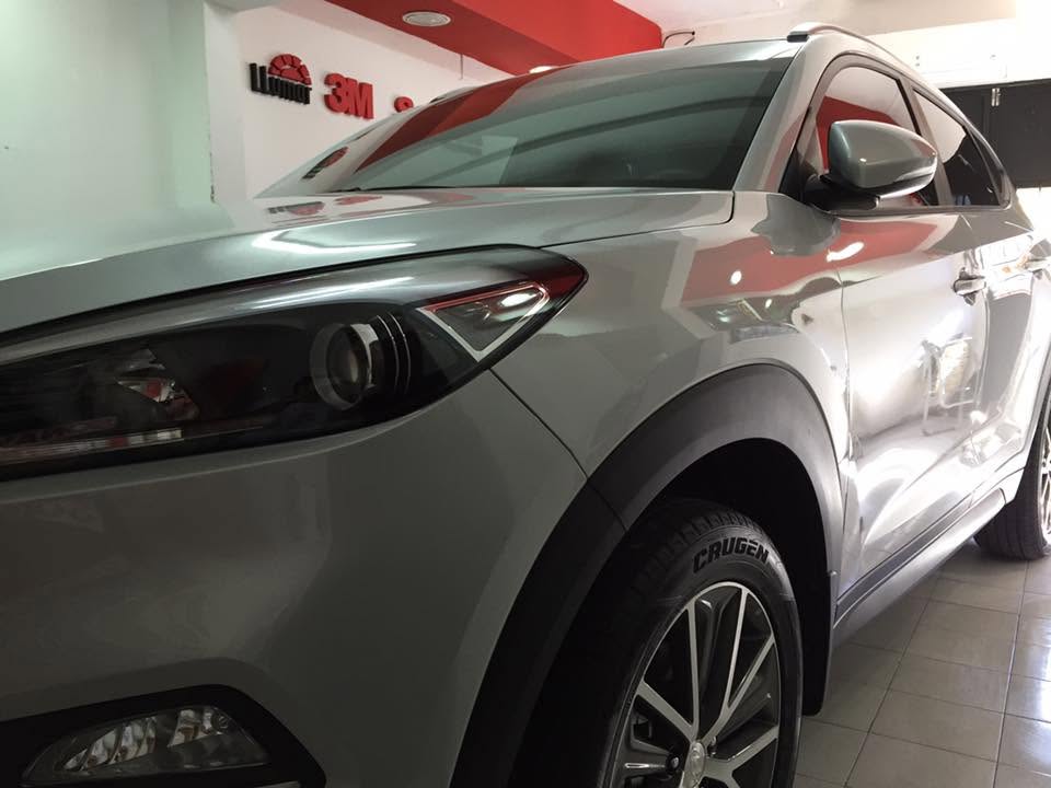Hyundai Tucson gris con cristales polarizados en el taller